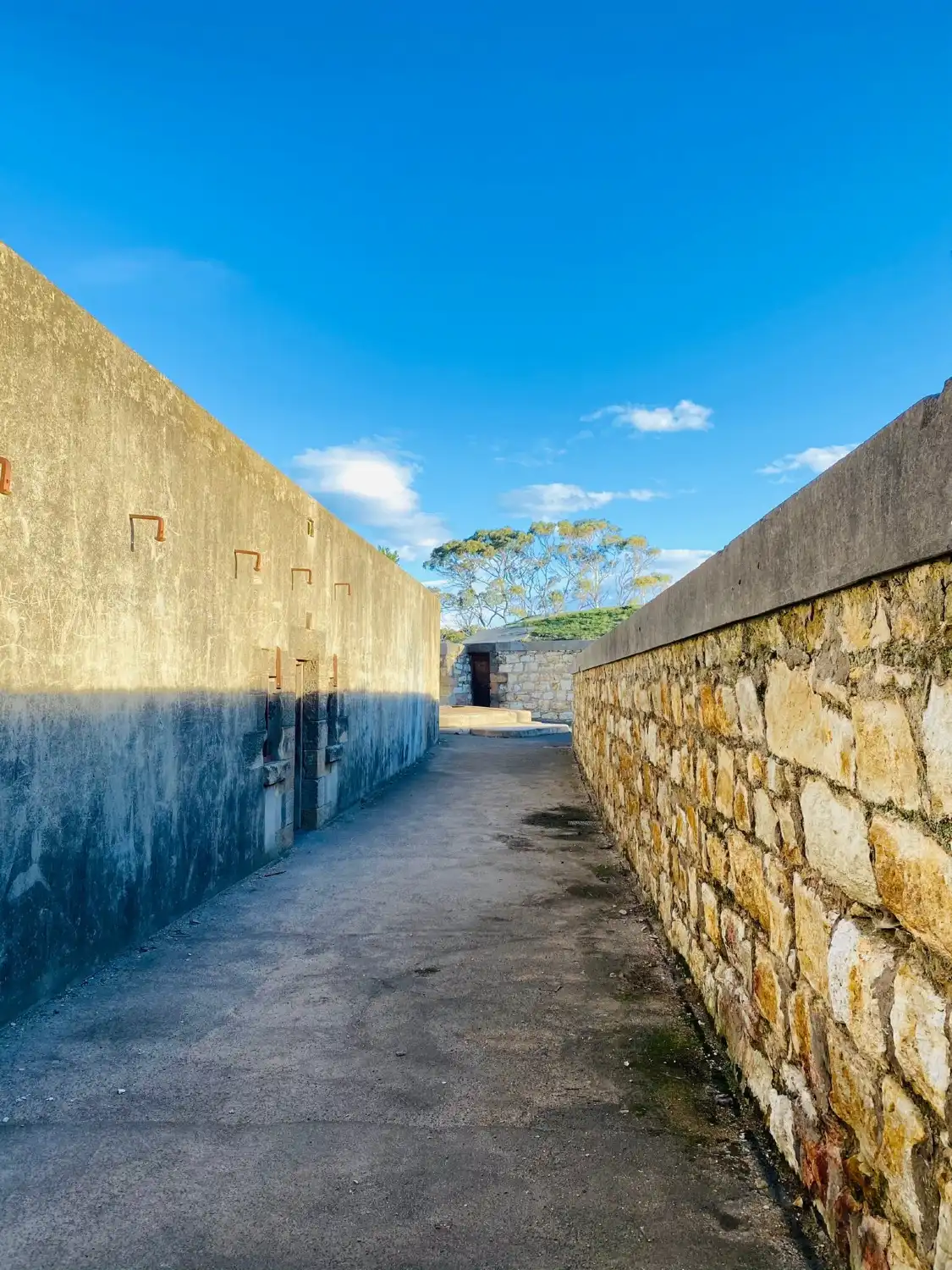 Hotels near Kangaroo Bluff Battery