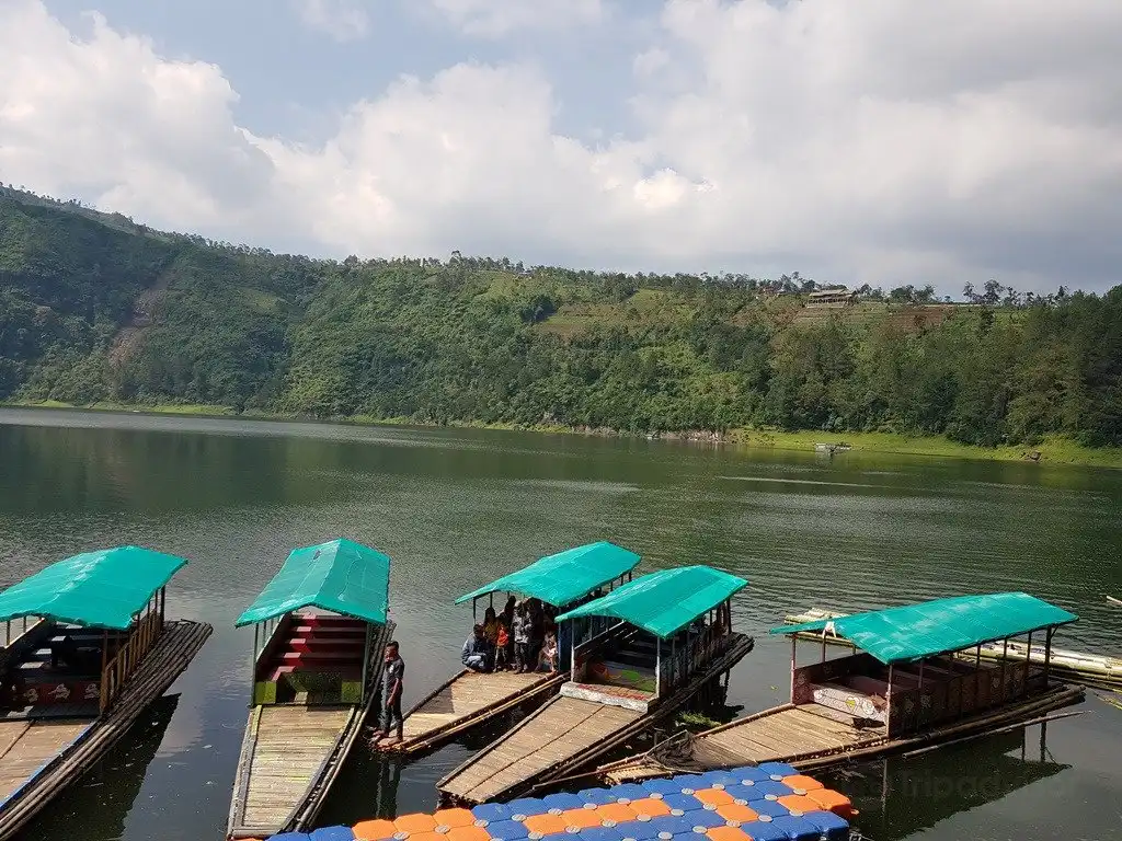 Hotel dekat Telaga Menjer