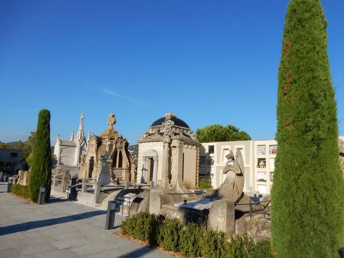 Hotels near Modernist Cemetery