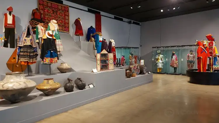 Các khách sạn gần Latin America Memorial