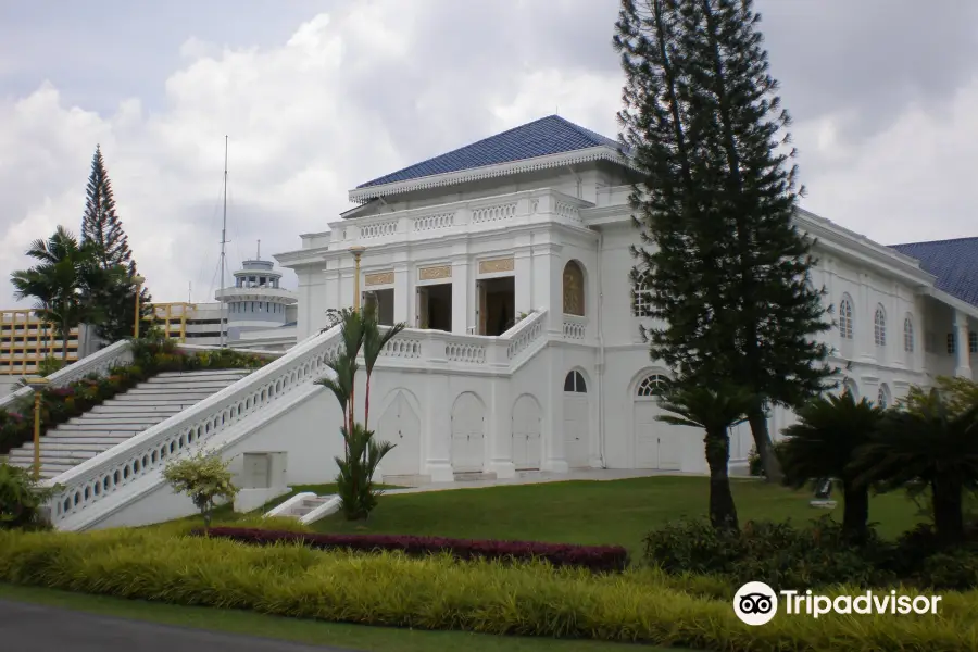 Grand Palace Park (Istana Besar)