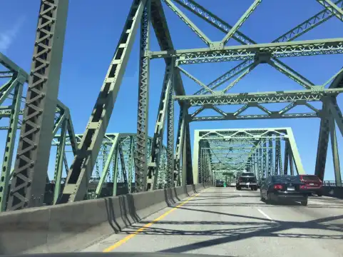 Hotels near Interstate Bridge