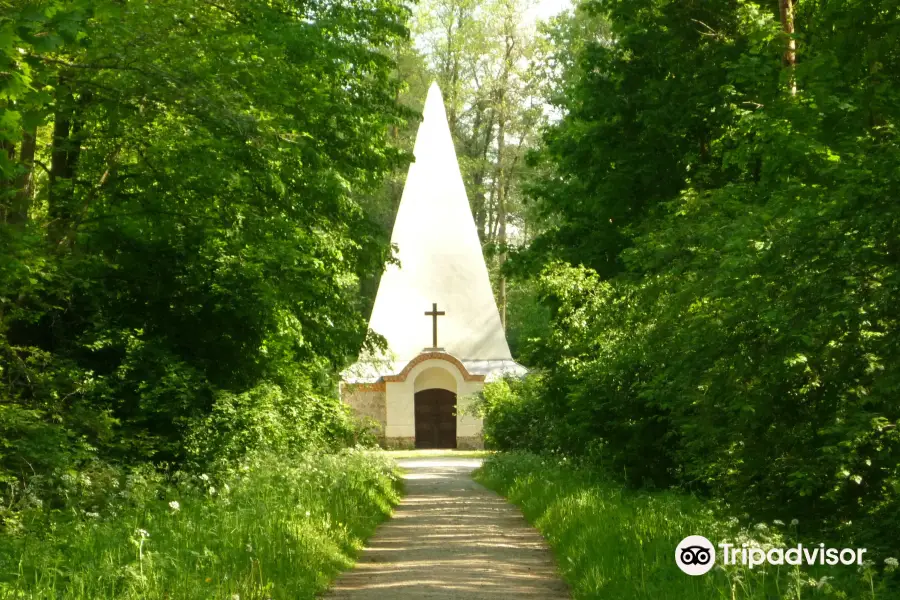 Pyramide in Rapa - Mausoleum in der Luschnitz