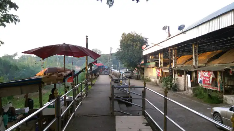 Hotels near Rim Moei Market