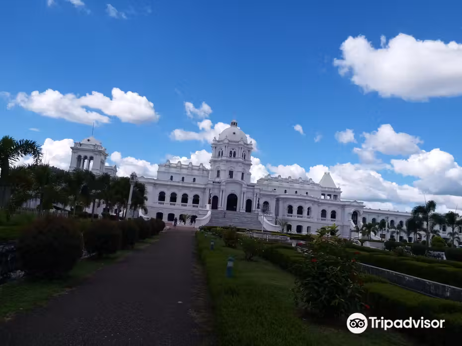 Flüge ${{cityDName}} Agartala