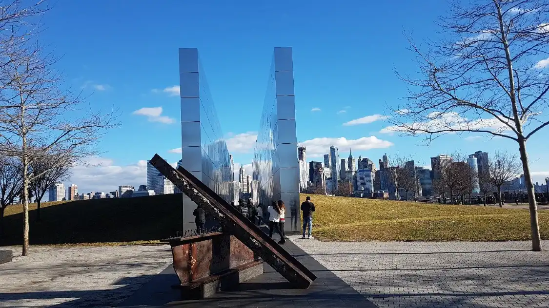 Отели рядом с достопримечательностью «Empty Sky - 9/11 Memorial»