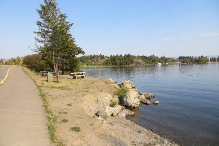 Hotel di Lakeside