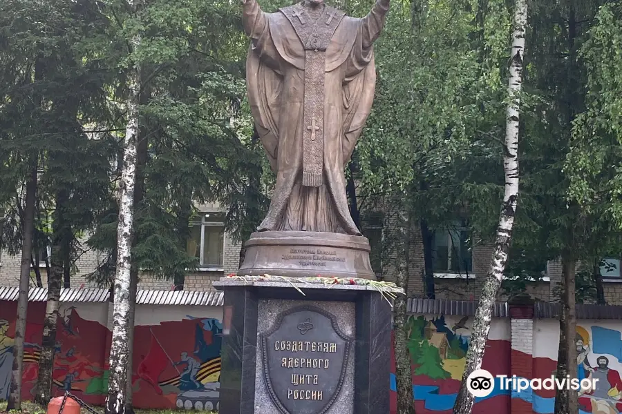 Monument to Russian nuclear shield Creators