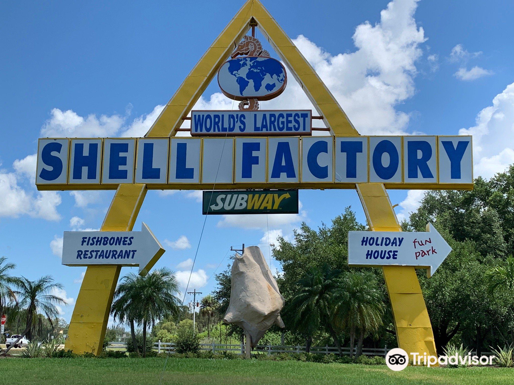 My favorite pic of the pecock - Picture of Shell Factory & Nature Park,  North Fort Myers - Tripadvisor