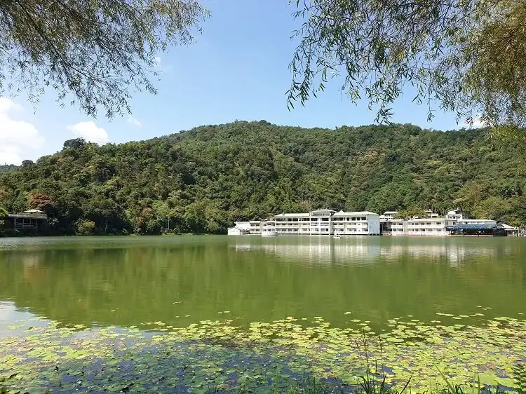 Các khách sạn gần Liyu Tan
