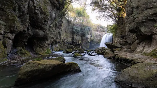 Ameushino Falls