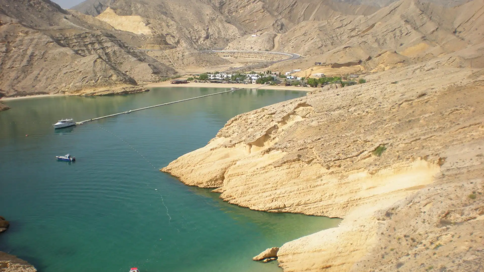 Hotels near Qantab Beach