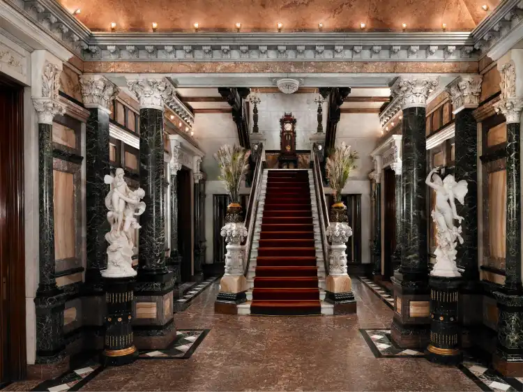 Các khách sạn gần Richard H. Driehaus Museum