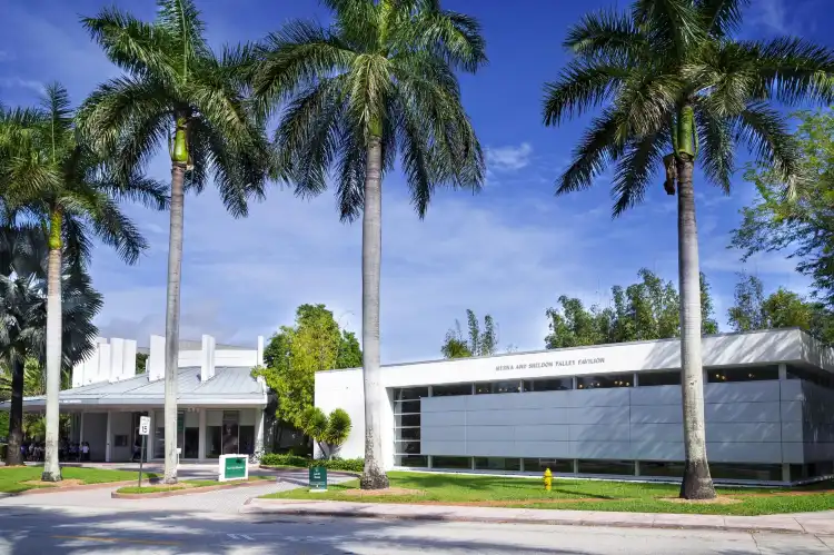 Hotel dekat Lowe Art Museum