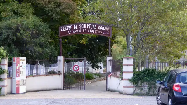 Hotels near Romanesque Sculpture Center