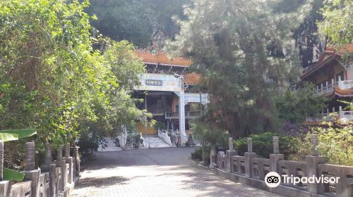 Sam Poh Tong Temple