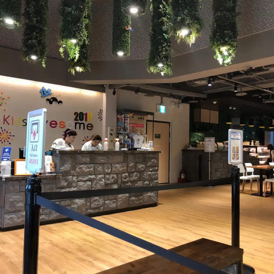 Hotels near KidsAwesome Museum