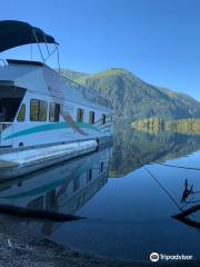 Fish and Duck Houseboats & Boat Rentals