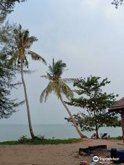 Teluk Senangin Beach (Pantai Peranginan Teluk Senangin)