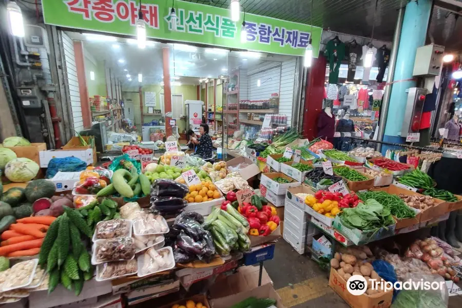 Tong Bok Market