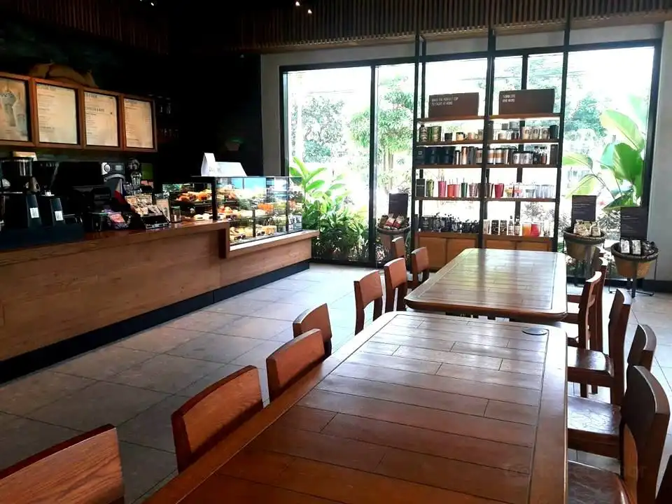 Hotels near Santolan Town Plaza