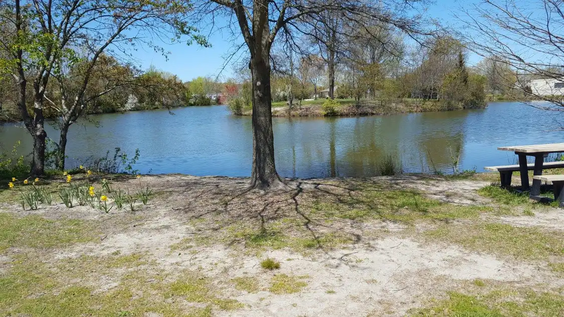 Hotels near Blockhouse Pond