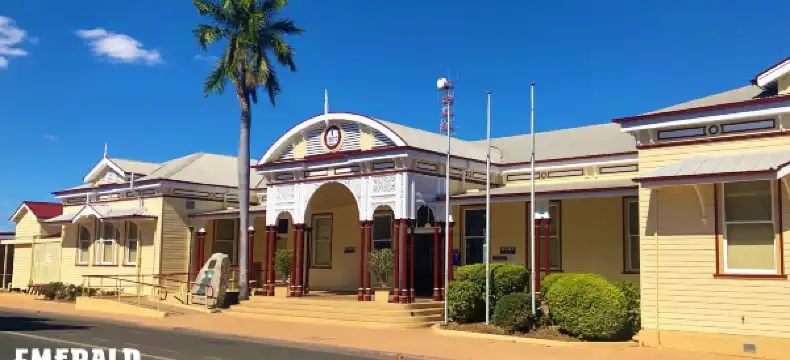 โรงแรมในเอเมอรัลด์