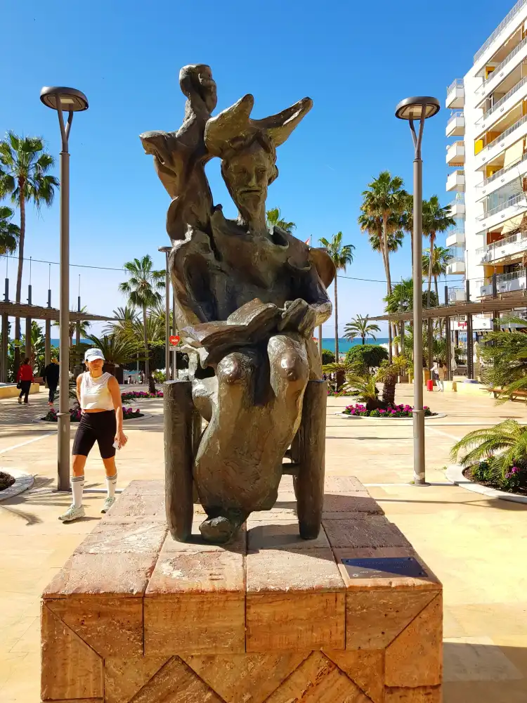 Hotels near Dali Sculptures