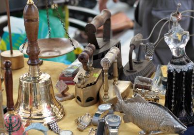 Antique & Collectors Weekly Market