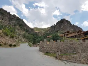 Seben lefties Rock Houses