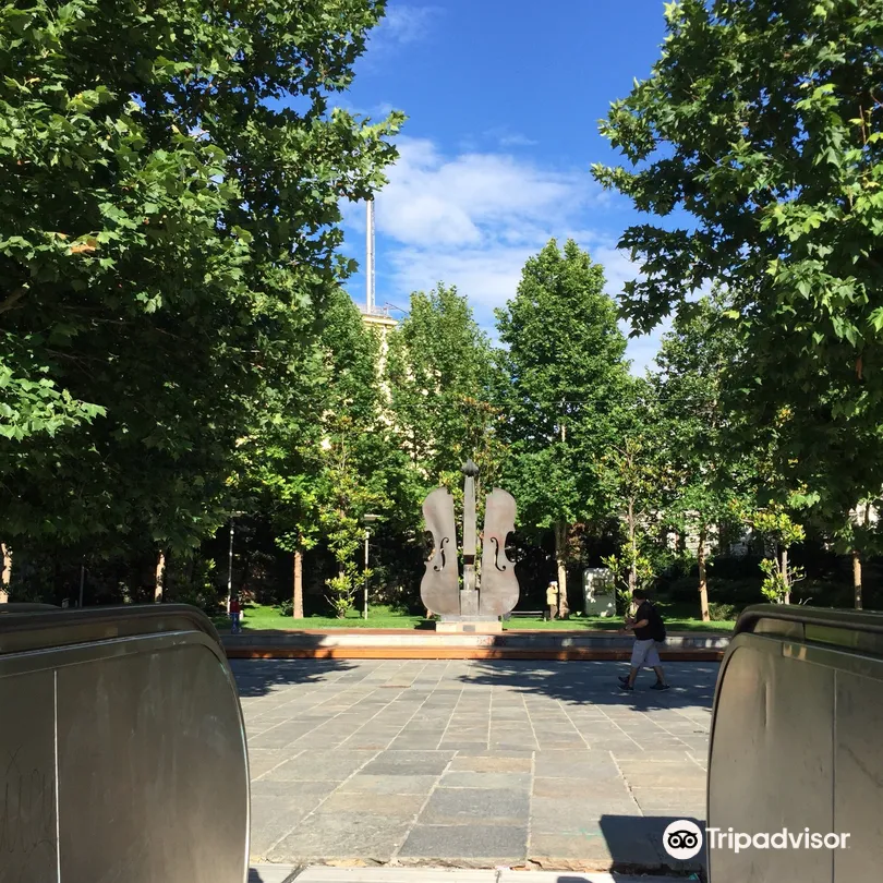1_Broken Violin Fountain