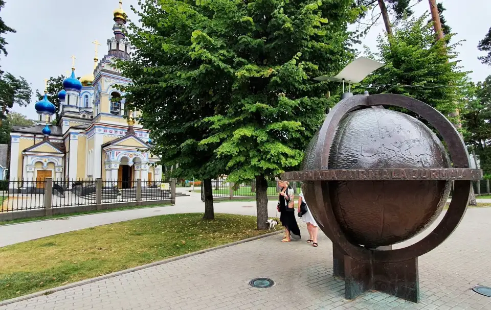 4_Globe