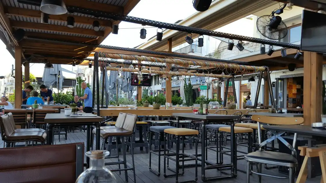 Lux Cafe 주변 호텔