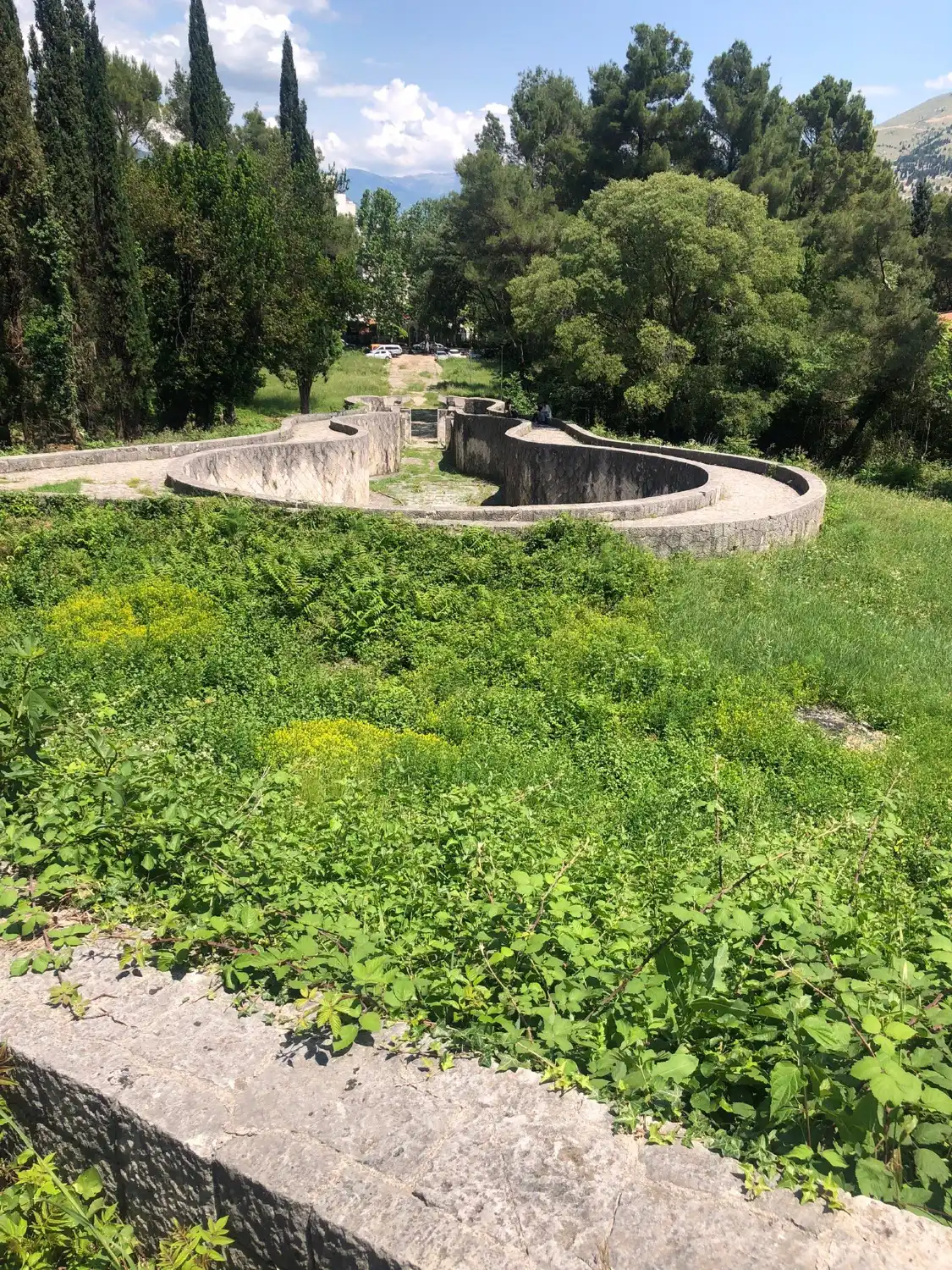 Отели рядом с достопримечательностью «Partisan Cemetery»