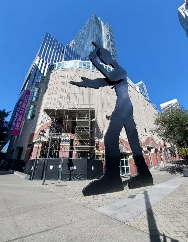 Hotels near Hammering Man