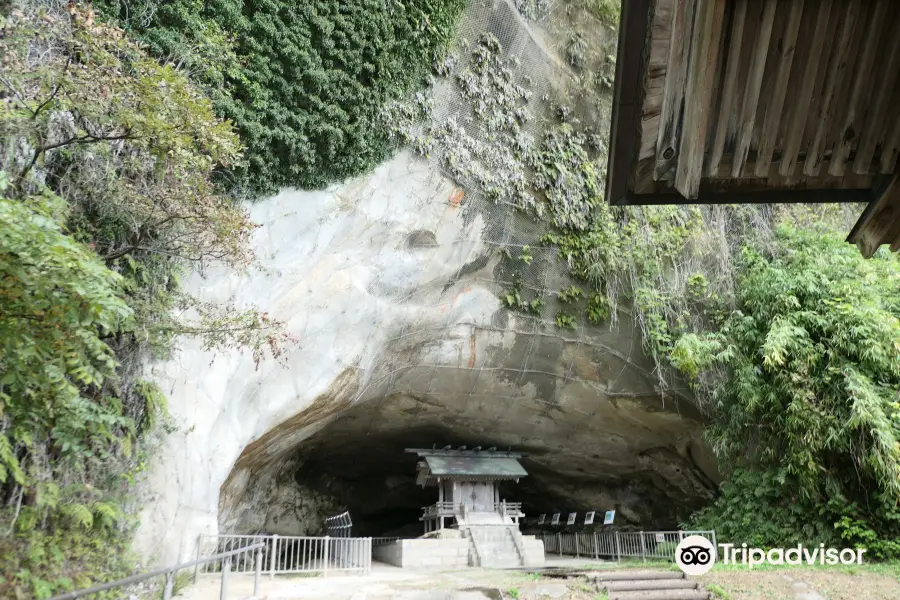 Ōzakai Cave Dwelling Site