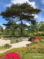 勅使門と日本庭園