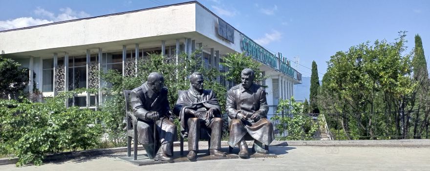 Monument Yaltinskoi Troike