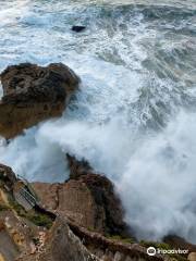 Estatua Homenagem aos surfistas e a Nossa Senhora da Nazare.