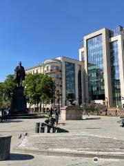 Statue of Shukhov and Benches of Science