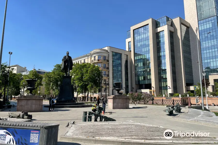 Statue of Shukhov and Benches of Science