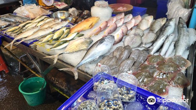 Lan Pho Na Kluea Market