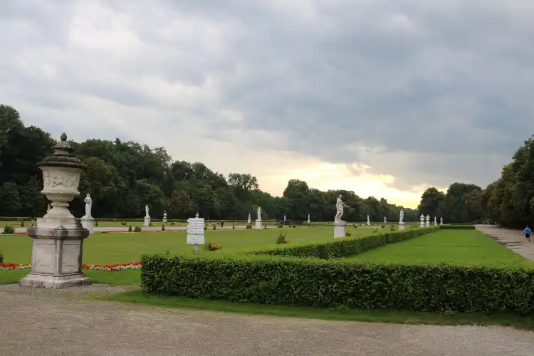 Hotels near Great Parterre