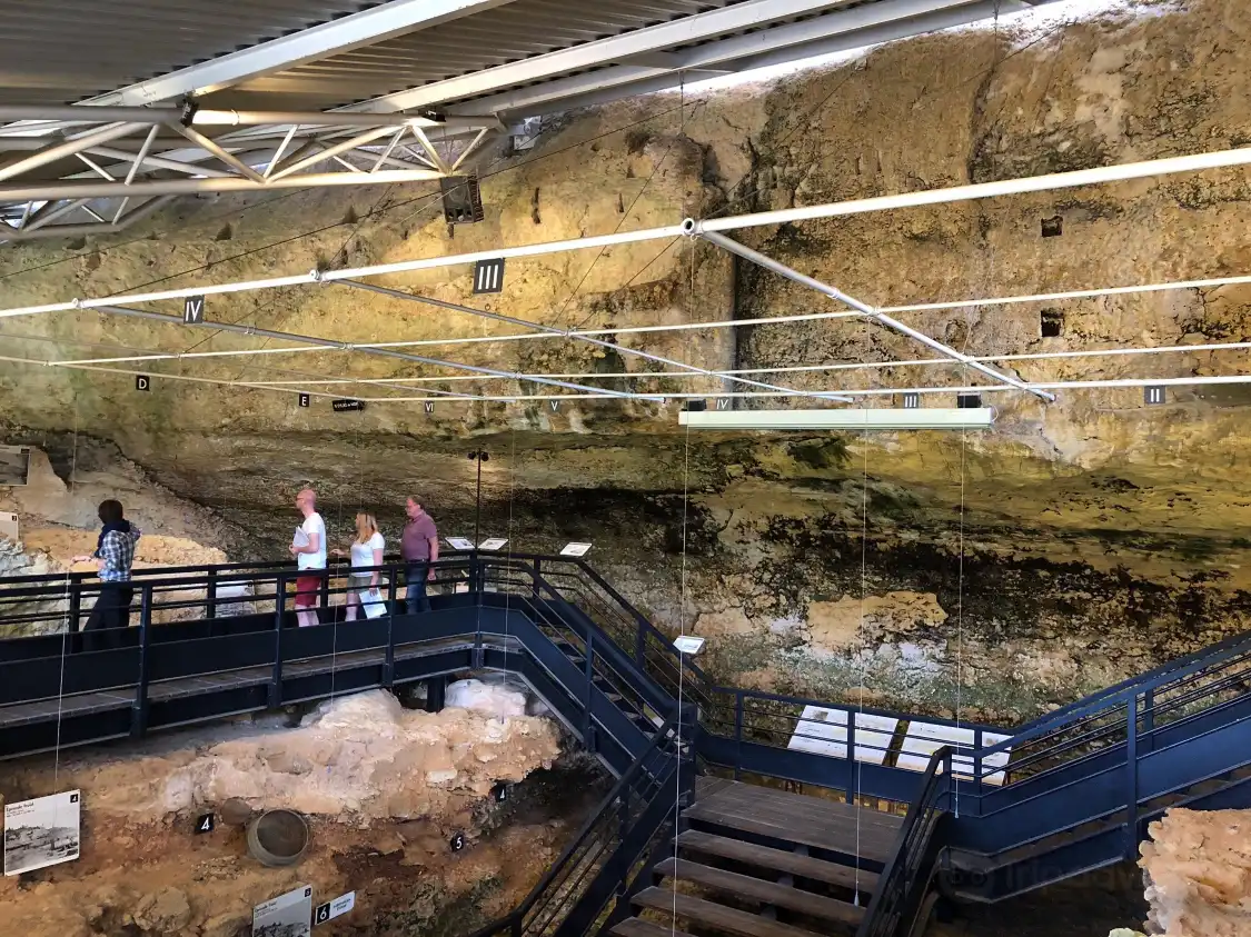 Hotels near Abri Pataud