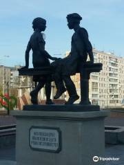 Monument Children to the Front