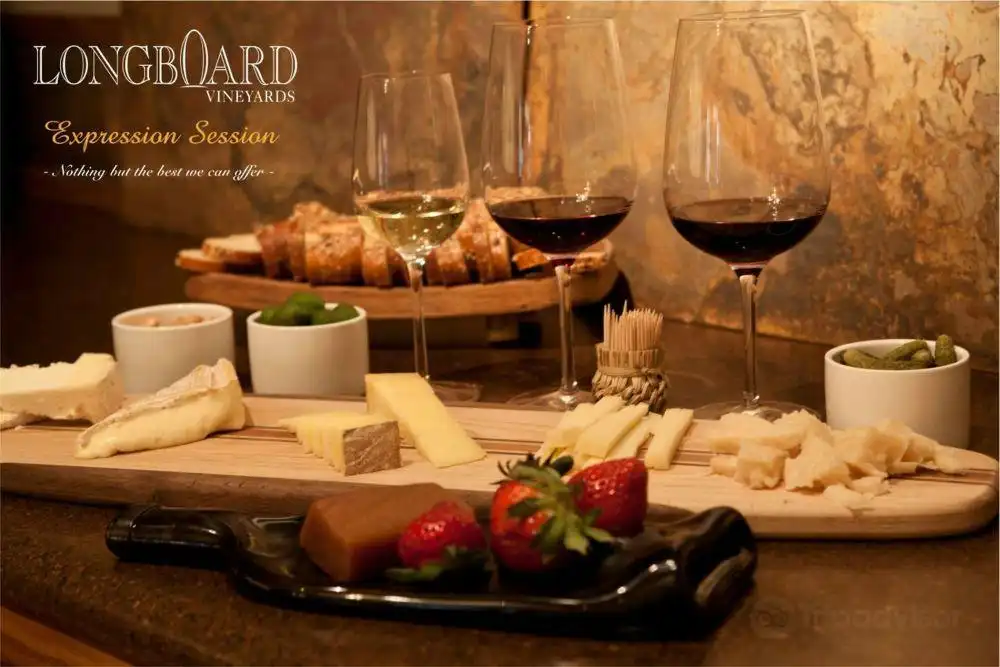 Hotels near Longboard Vineyards
