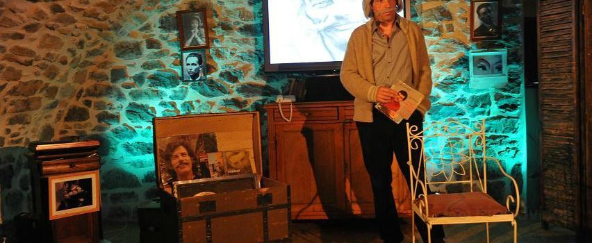 La FERME THEATRE (Jean Ferrat le cri) Aire de camping car