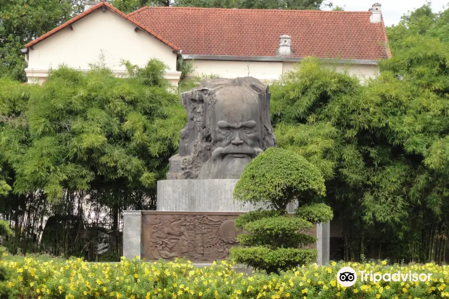 Phan Boi Chau Street Monument