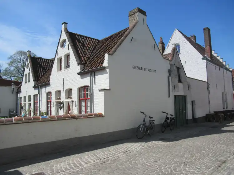 Hotels near De Vos Almshouse (Godshuis de Vos)