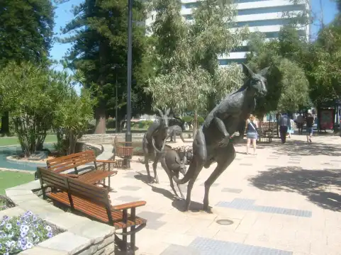 Hotel berhampiran Council House